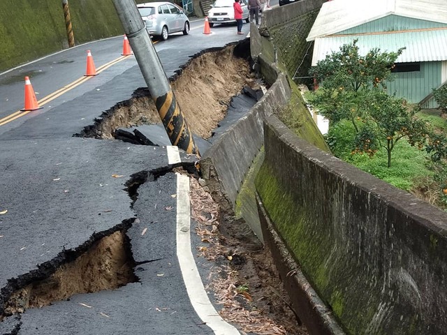 受到連日降雨影響，竹縣峨眉鄉道竹49線出現道路坍方。 圖：林春綺/提供
