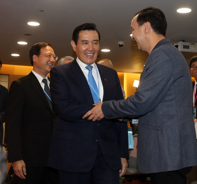 馬英九基金會與長風基金會10日在張榮發基金會國際會議中心舉辦「2019民間能源會議」，前總統馬英九（中 ）、前行政院長江宜樺（左）、前新北市長朱立倫（右 ）出席。 圖：中央社