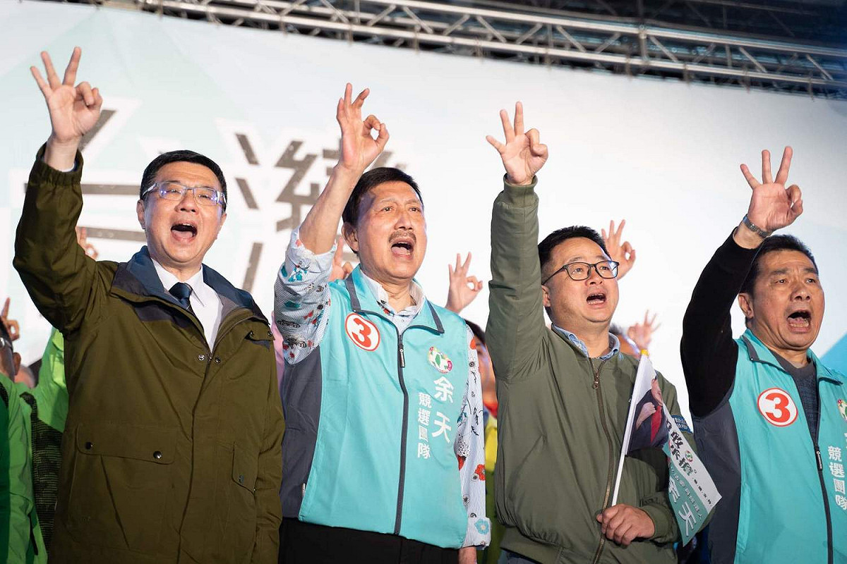 立委補選前黃金周末，民主進步黨主席卓榮泰（左1）今(10)日由行政院長蘇貞昌、行政院副院長陳其邁、文化部長鄭麗君、立委蕭美琴、蘇巧慧、張宏陸、林昶佐、吳琪銘、林淑芬、江永昌、黨秘書長羅文嘉（右2）及地方黨公職陪同，出席「為台灣 行作伙」新北市立委候選人余天（左2）造勢晚會。 圖：民進黨中央/提供
