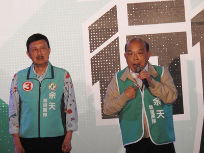 民進黨籍三重立委補選候選人余天（左）10日舉辦造勢晚會，行政院長蘇貞昌（右）到場站台，籲請大家支持余天進入國會，為三重守住一片天。 圖：中央社