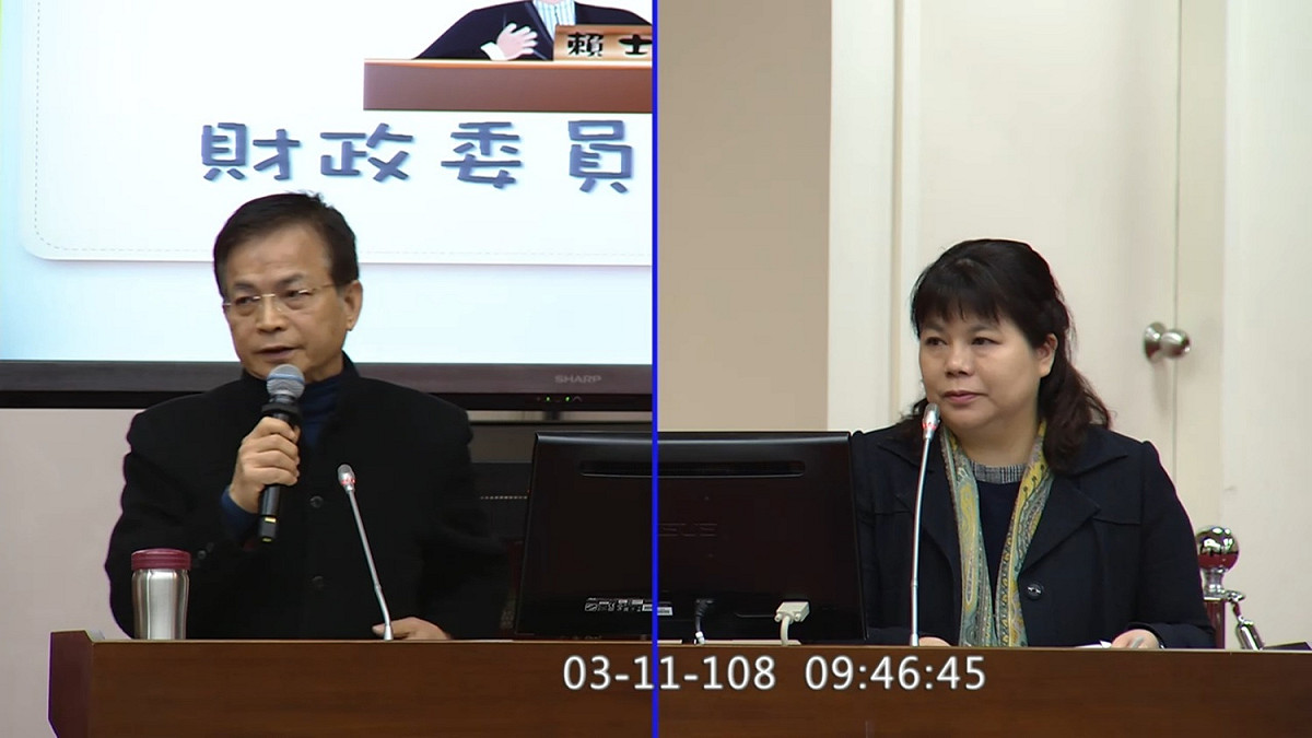 藍委賴士葆（左）11日在立法院財政委員會質詢陸委會副主委李麗珍（右）。 圖：翻拍自立法院直播