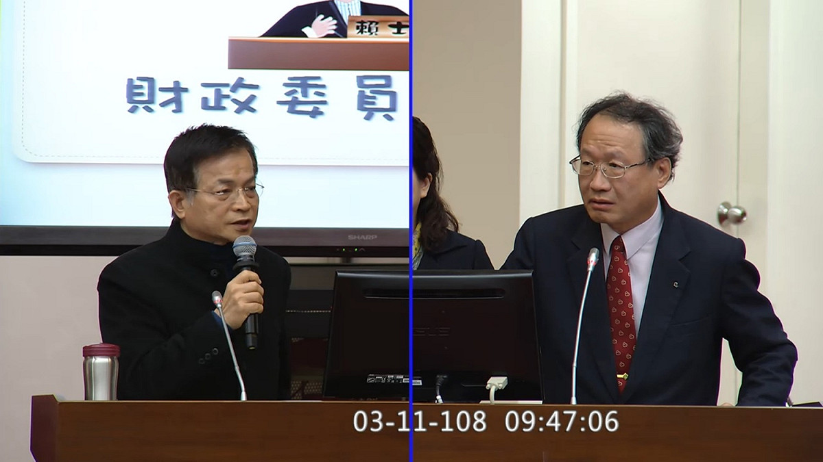 藍委賴士葆（左）11日在立法院財政委員會質詢農委會副主委黃金城（右）。 圖：翻拍自立法院直播