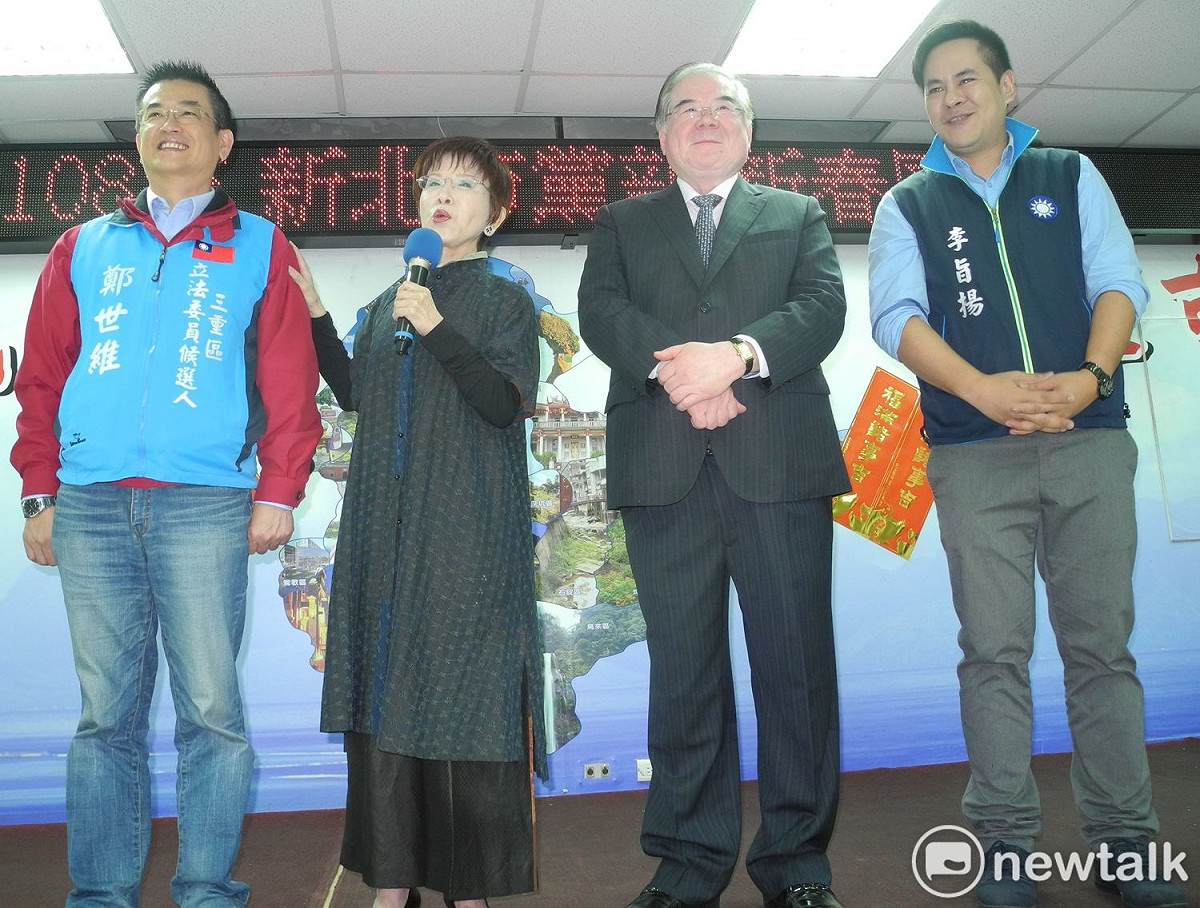 國民黨新北市黨部2月12日新春團拜，洪秀柱上台致詞時，特別把秘書李旨揚(右一)拉上台，介紹給與會人士，表態爭取永和立委提名。  圖：王峻昌/攝