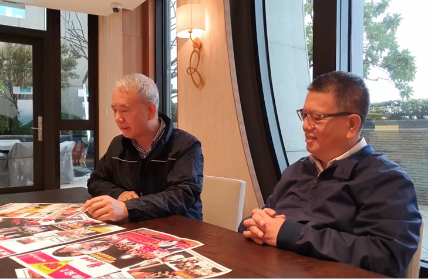 頂新集團魏家「三董」魏應充和四董魏應行於臉書開直播，解釋當初味全龍解散緣由。 圖：翻攝自魏應充臉書