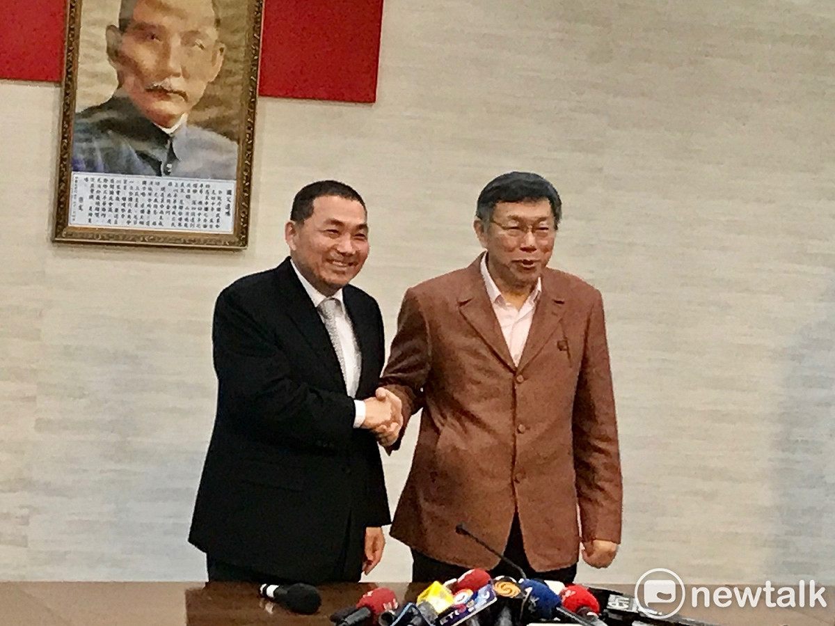 新北市長侯友宜（左）、台北市長柯文哲（右）宣布5月起雙北垃圾袋統一價格。 圖：周煊惠 / 攝