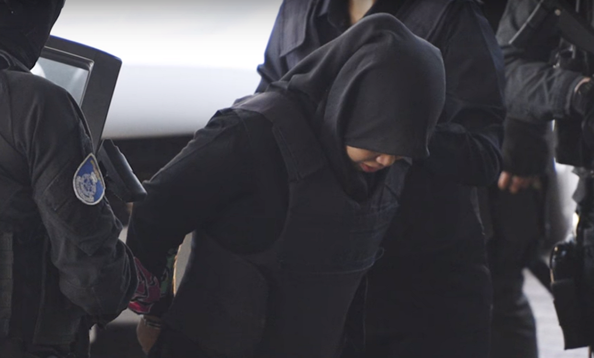 印尼女子席蒂艾沙（Siti Aisyah）涉嫌殺害金正恩兄長金正男，吉隆坡法庭今天上午撤銷席蒂艾沙的謀殺罪，隨後釋放。 圖：取自Youtube