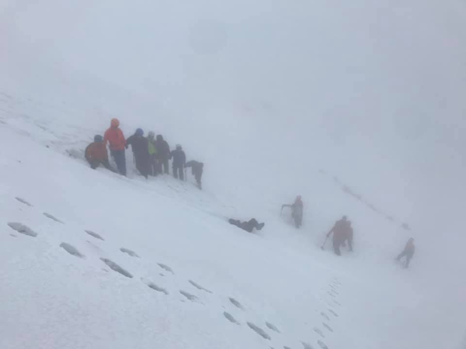 雪山昨天下雪一整天，山上一片銀白世界。