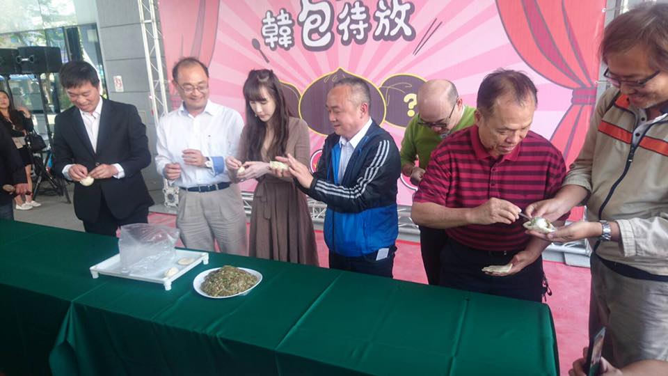 因為總統府發言人黃重諺臉書一句暗酸高雄市長韓國瑜「喝醉的土包子」，高雄市府借力使力辦「2019打狗包子爭霸賽」。 圖：翻攝潘恆旭臉書