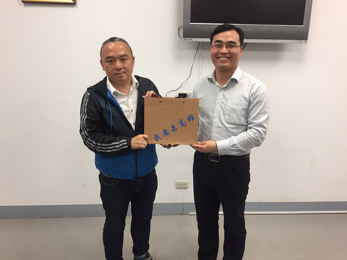 《我要去高雄》作詞者盧洪亞(右)將歌曲獻給高雄市政府，由潘恆旭接受。 圖：高雄市政府／提供