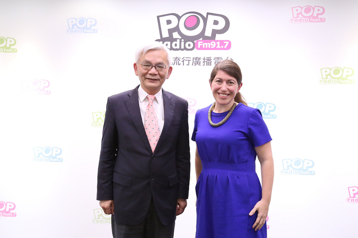 美國在台協會（AIT）發言人孟雨荷（Amanda Mansour）至Pop Radio《Pop撞新聞》接受主持人楊清龍專訪。 圖片：Pop Radio提供