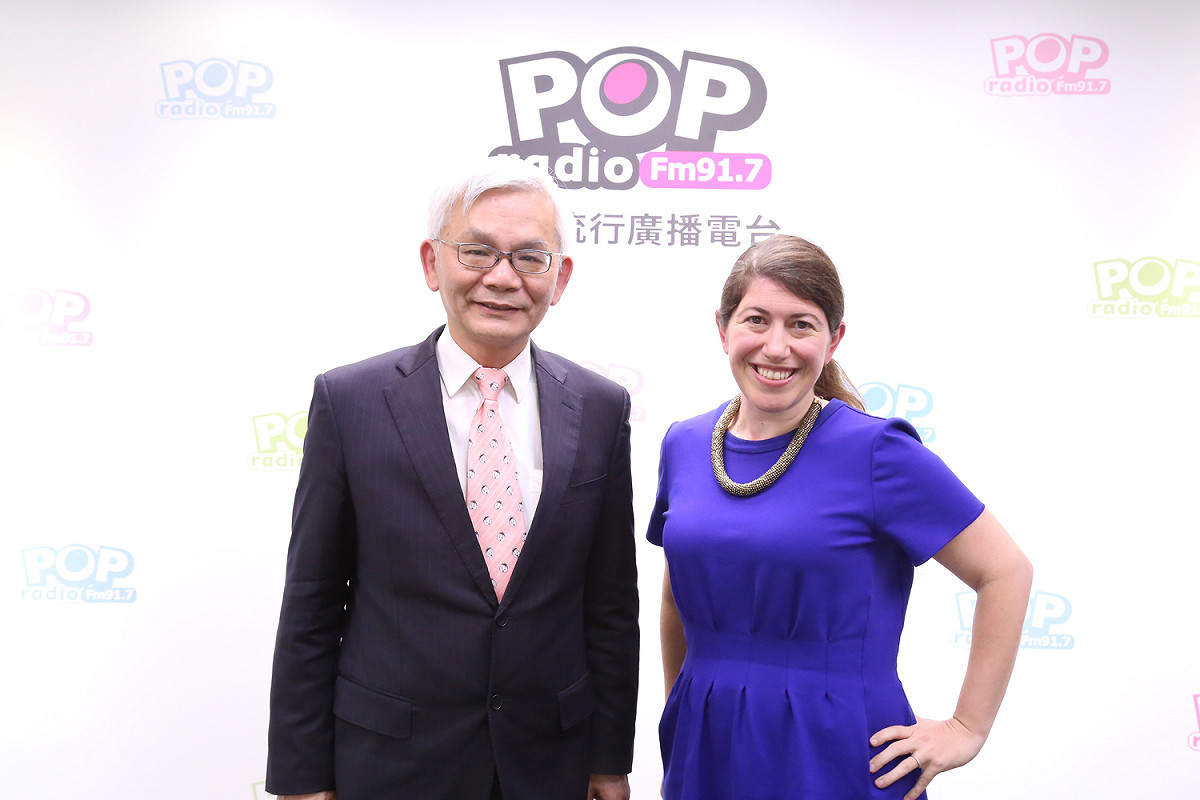美國在台協會（AIT）發言人孟雨荷（Amanda Mansour）至Pop Radio《Pop撞新聞》接受主持人楊清龍專訪。 圖片：Pop Radio提供