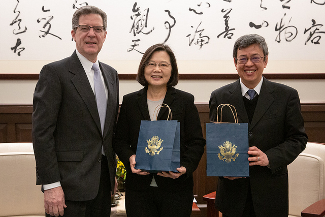 蔡英文總統（中）今（11）天下午在副總統陳建仁（右）的陪同下接見美國國際宗教自由無任所大使布朗貝克（左）。 圖：總統府/提供