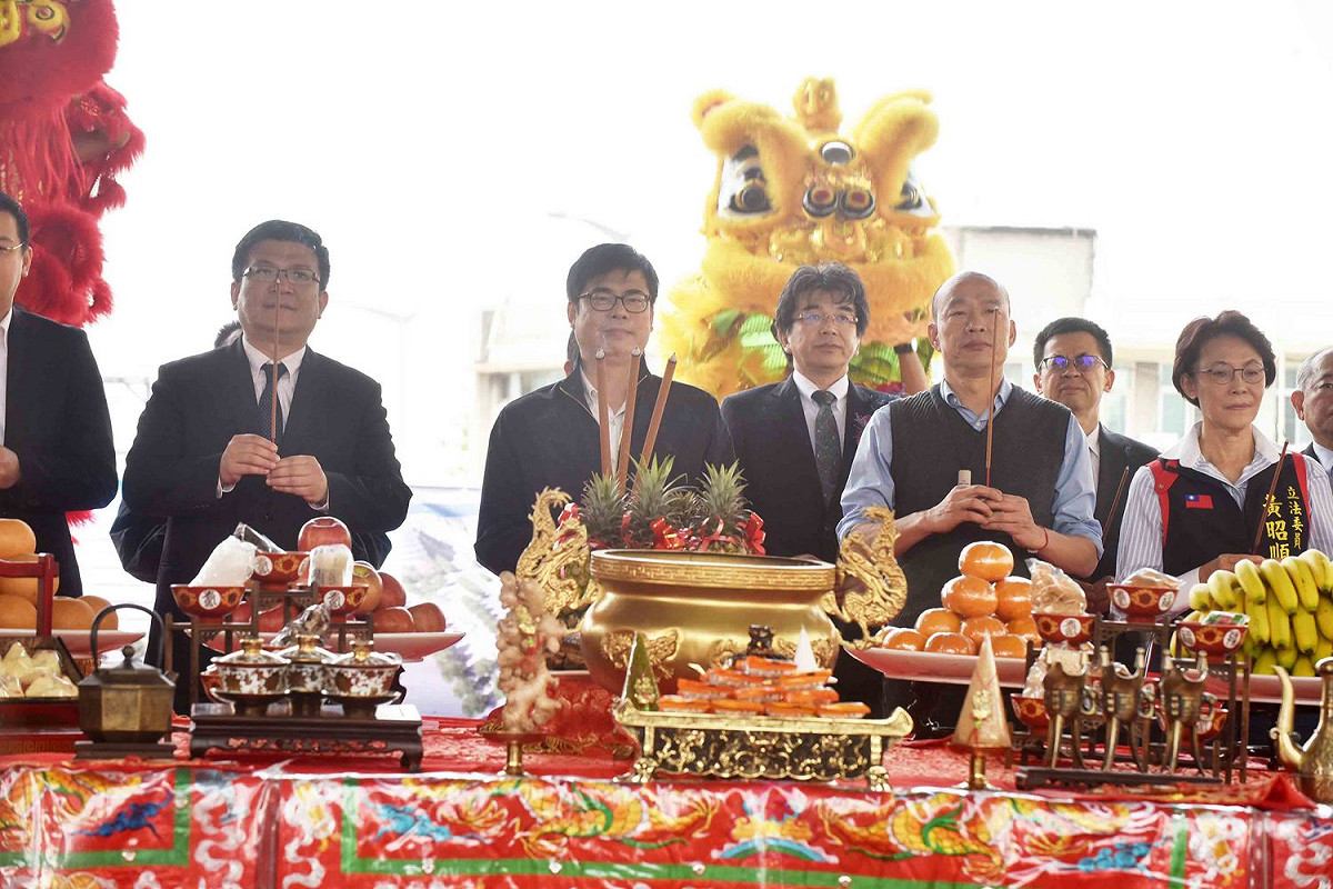 陳其邁(左二)與韓國瑜(右二)上香祈求施工平安。 圖：高雄市政府／提供