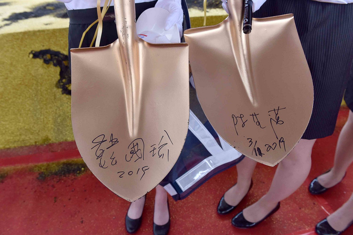 陳其邁和韓國瑜在鏟子上簽名留念。 圖：高雄市政府／提供