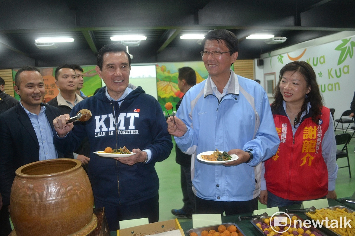 前總統馬英九陪國民黨台南市第二選區立委補選候選人謝龍介掃街拜票及參拜瓜瓜園。 圖：黃博郎攝