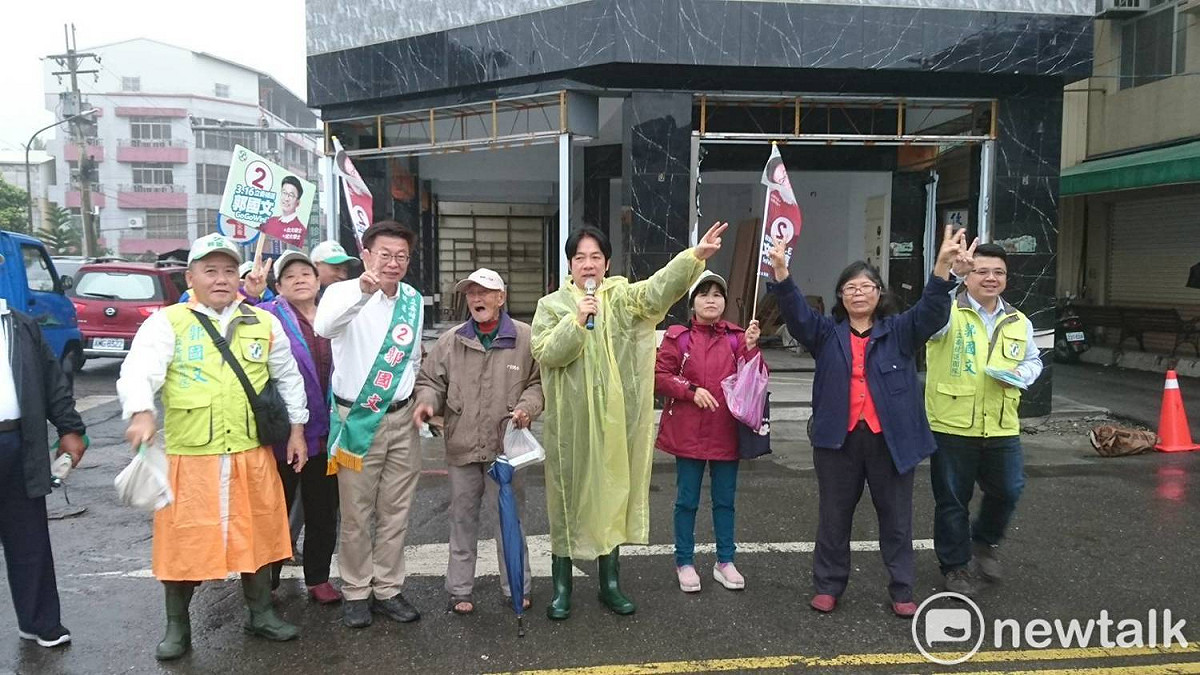 前行政院長賴清德風雨無阻，陪同民進黨候選人郭國文連日掃街與車隊遊行，即使陰雨天氣，仍大清早就到玉井和鄉親早安問候。 圖：黃博郎攝(資料照片)