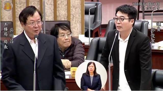 民進黨高雄市議員邱俊憲（右）議會質詢韓市府工務局長吳明昌，證實至今仍執行前朝工程發包項目。 圖：翻攝邱俊憲官方臉書