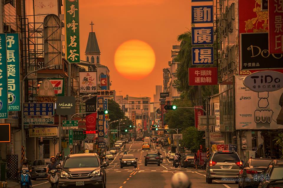 懸日即是夕陽懸掛在兩側有高大建築物中間的景象，相當美麗。圖為去年台南青年路懸日現象。 圖：翻攝台南之美臉書社團(攝影/關靜音)
