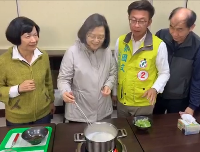 總統蔡英文11日晚間南下台南為民進黨立委候選人郭國文輔選，並親自下廚煮芝麻拌麵幫郭慶生。 圖：翻攝自郭國文臉書
