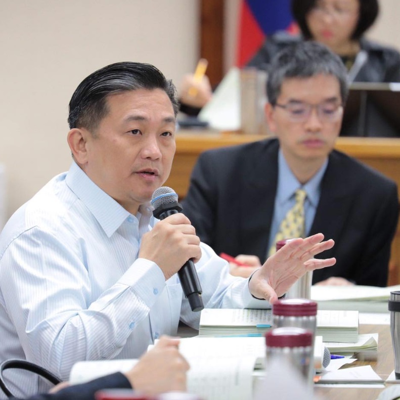 民進黨立委王定宇（左）表示，中共軍演日期與範圍常與颱風「撞期」，狂酸中共發言人「要不要嗆台以颱謀獨」。 圖：取自王定宇臉書（資料照片）