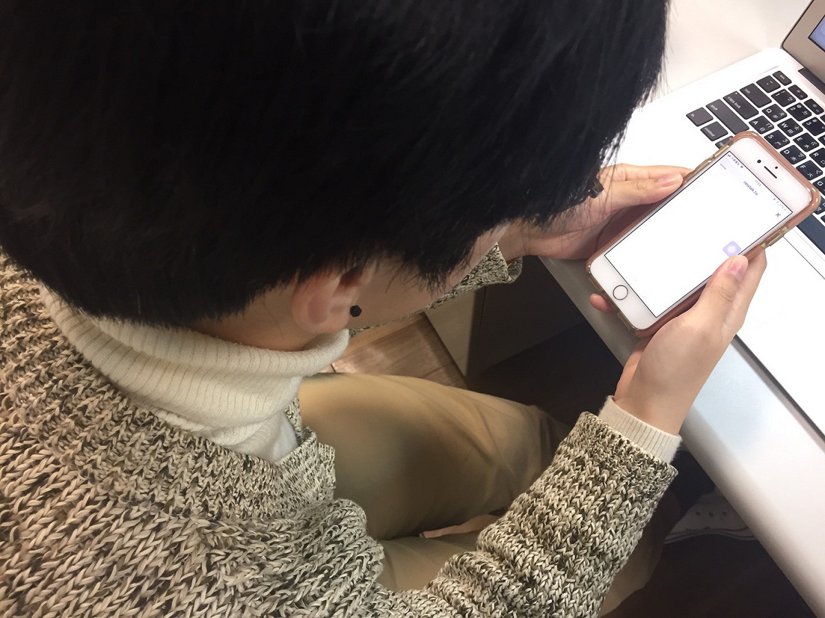 國家衛生研究院群體健康科學研究所林煜軒醫師研究團隊發現一整天手機使用時間，每增加使用1小時的手機，就會延後入睡時間4.9分鐘。 圖：閻芝霖/攝