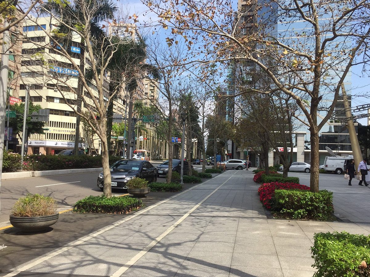 今（19）日水氣減少，各地大多以多雲到晴的天氣為主，東北部高溫可到27度。 圖：閻芝霖／攝