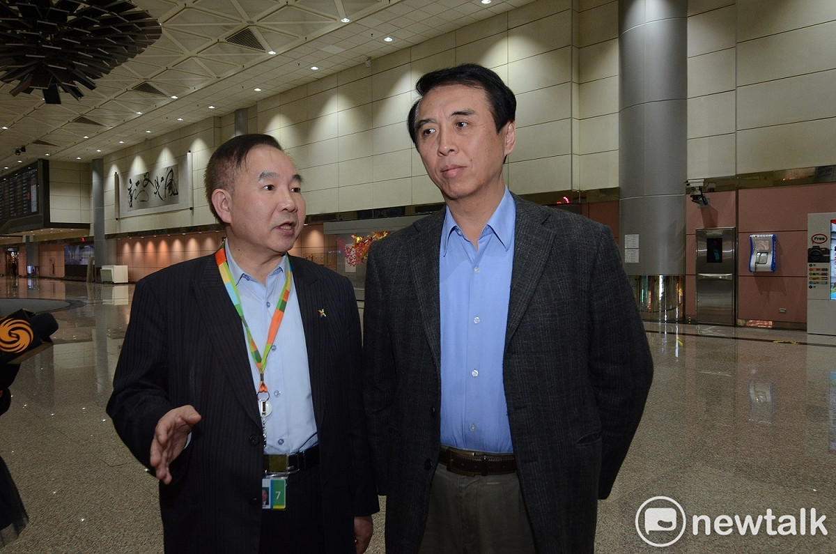 立委陳學聖前往桃園機場，由桃機公司董事長陪同了解機場跑道安全情形， 圖：林昀真/攝