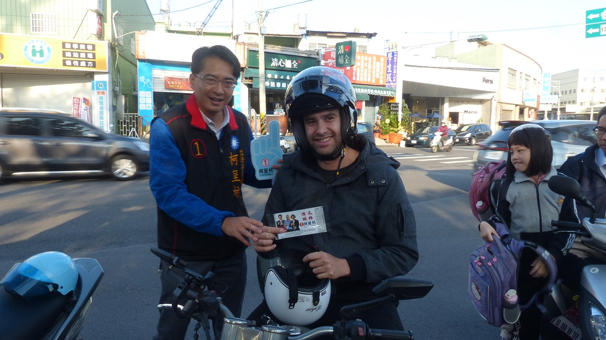 選戰倒數計時，柯呈枋努力在街頭拜票。 柯呈枋競選總部/提供