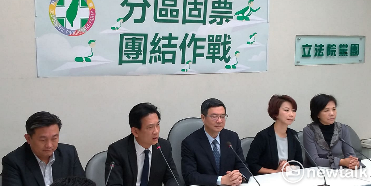 卓榮泰今天(12日)與現任黨籍台南市立委連袂在立法院舉行記者會。 圖：陳佩君／攝