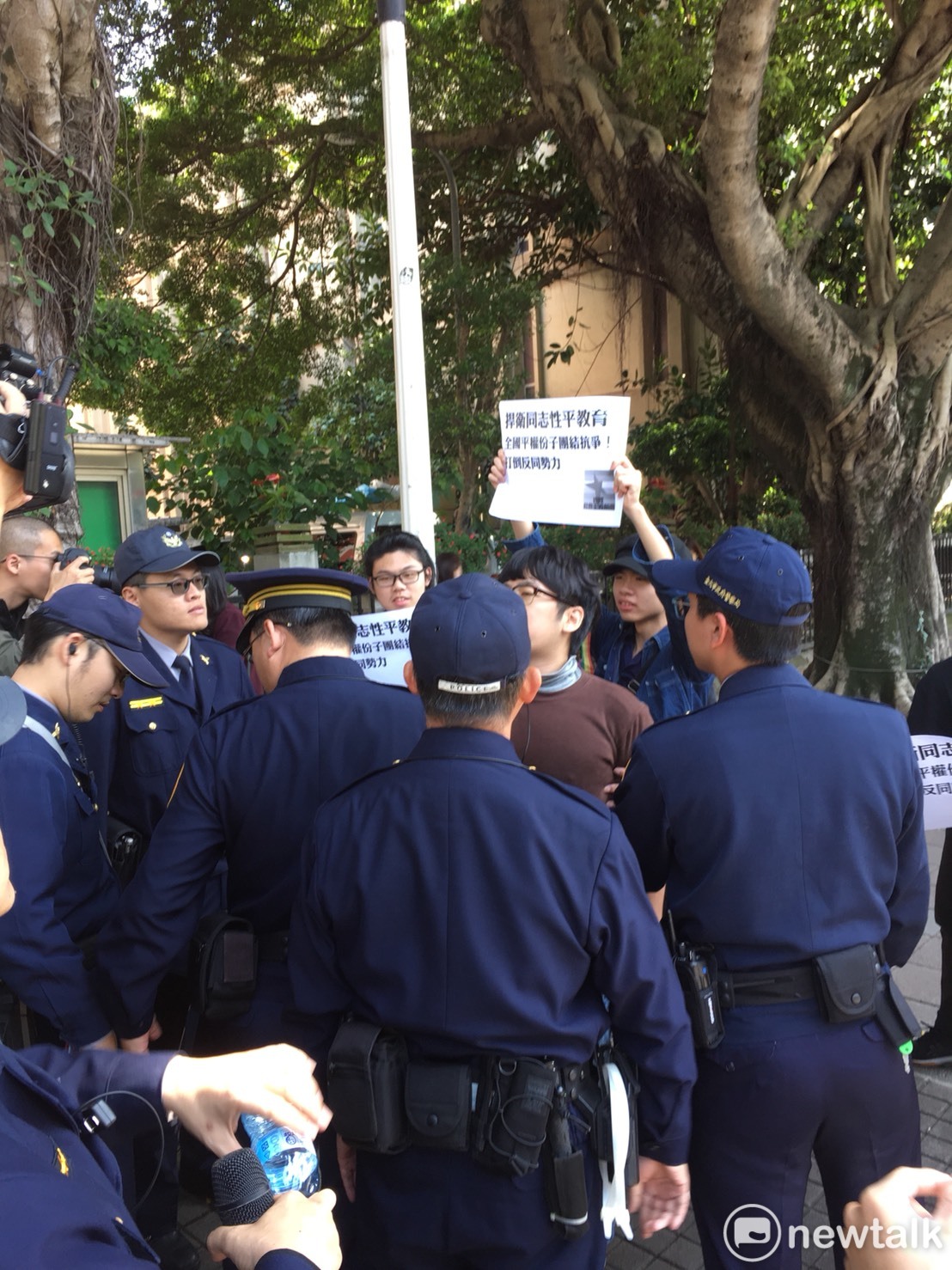 挺同人士在場外大喊「捍衛同志性平教育」。 圖：郭靜育／攝