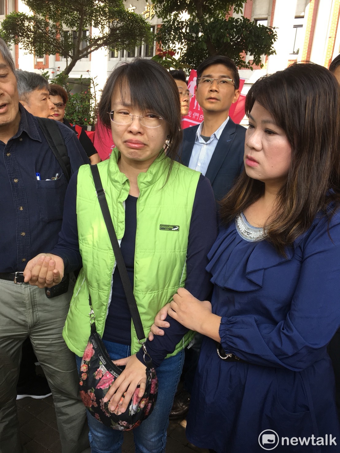 家長落淚表示，不懂孩子在學校上美術課為何要上性平教育。 圖：郭靜育／攝