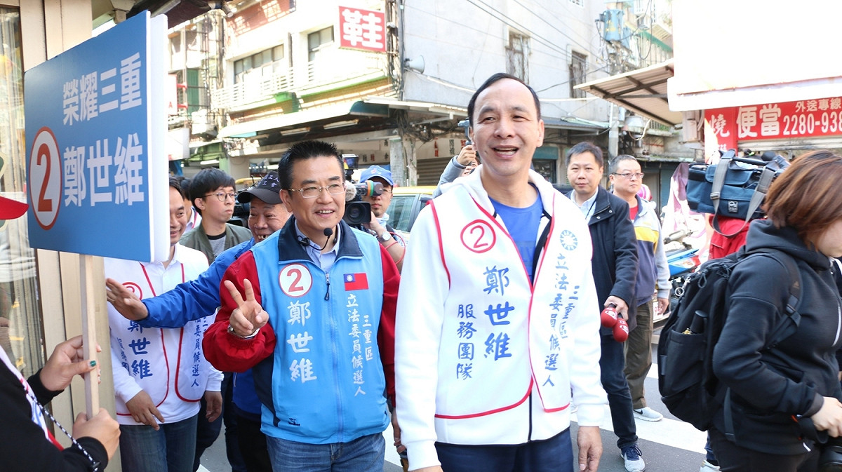 前新北市長朱立倫今(12)日上午陪同國民黨新北市三重區立委補選參選人鄭世維徒步掃街拜票。 圖：鄭世維競選辦公室/提供