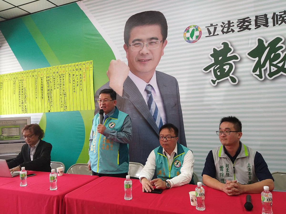 民進黨彰化縣黨部主委邱建富說明透過「雲監票APP」，速度將比中選會還快且精準。 民進黨彰化縣黨部/提供