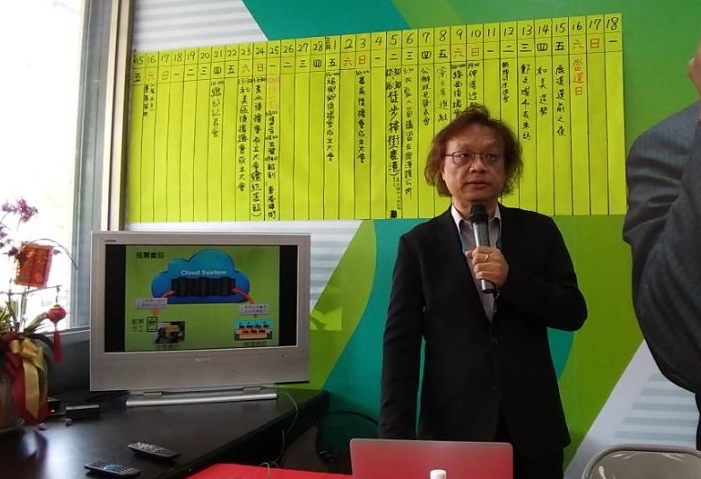 廠商代表陳鵬光總經理說明「雲監票APP」的功能。 民進黨彰化縣黨部/提供