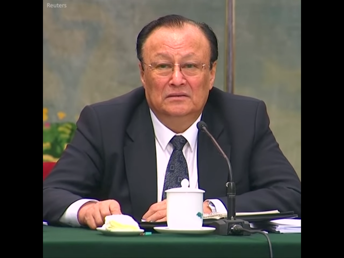 新疆自治區主席雪克來提·扎克爾12日在新疆人大代表團會議上對媒體表示，國際上有人稱新疆有「集中營」或「再教育營」，這些都是捏造、說謊，這些「職業培訓」設施跟「寄宿學校」一樣。 圖：翻攝自Youtube