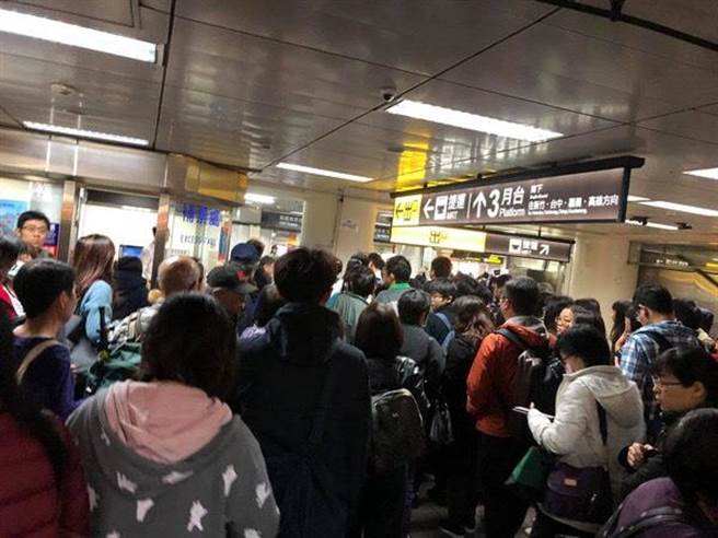 由於上午台鐵電子票證閘門系統故障，造成民眾大塞車。 圖：翻攝爆料公社
