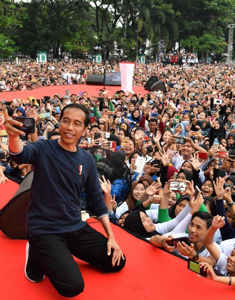 印尼總統大選在即，現任總統佐科威（左前）大打親民牌，人氣居高不下。 圖：翻攝自佐科威推特