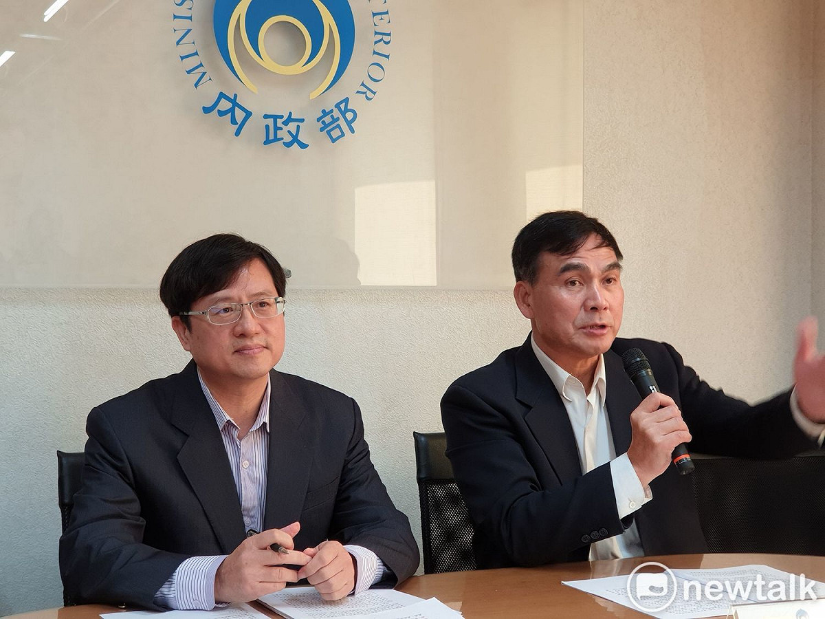 內政部今（13）日召開記者會，圖左是地政司副司長王成機，圖右是民政司長林清淇。 圖：謝莉慧/攝