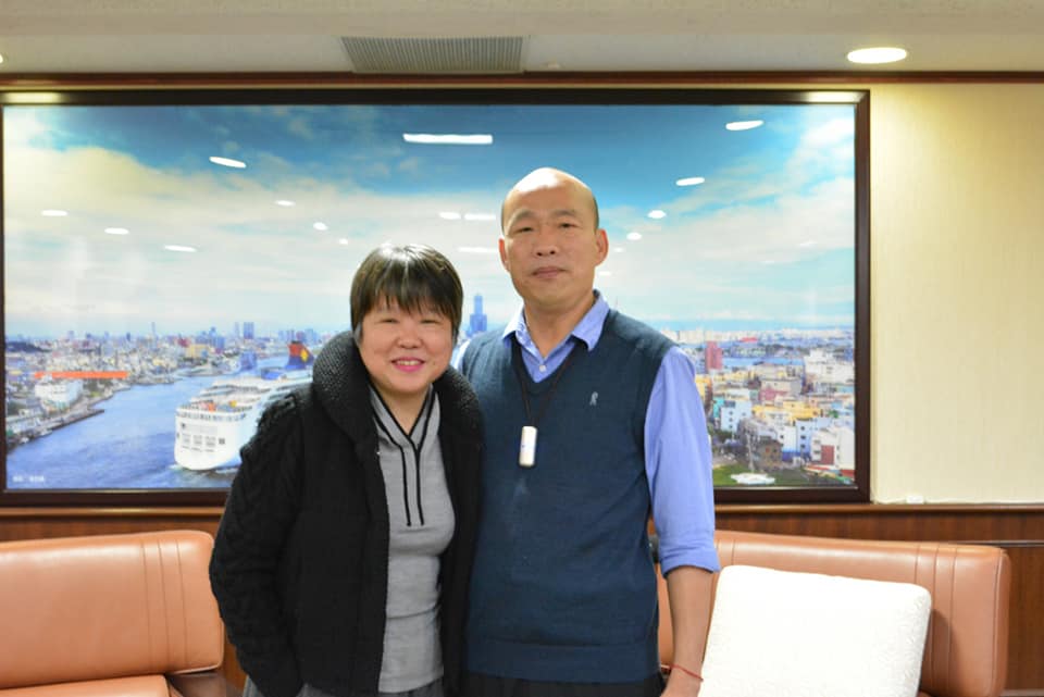 廣播節目主持人黃光芹日前專訪高雄市長韓國瑜後合影。 圖：翻攝黃光芹臉書