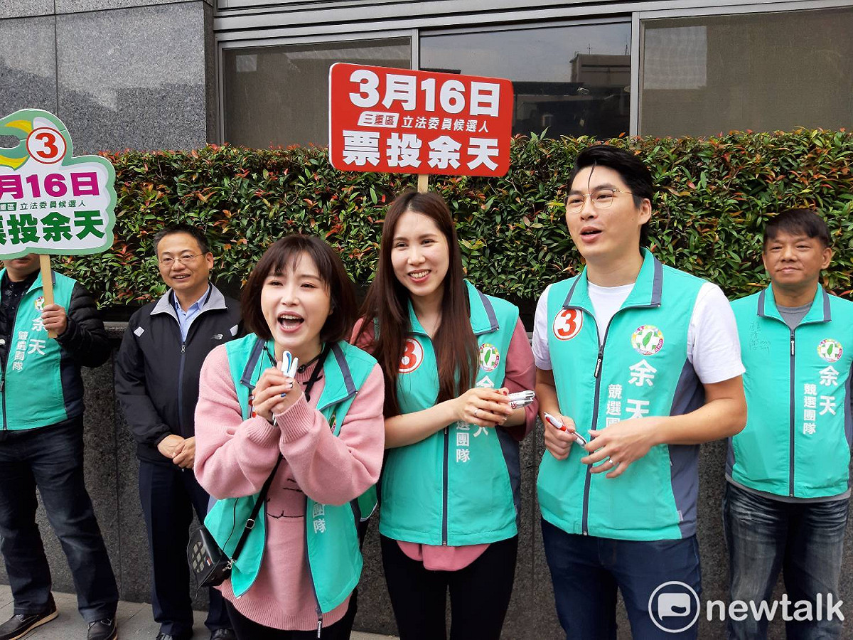 余天的兩位女兒余筱萍和余苑綺上午「代父出征」到台北橋捷運站向路過民眾請託。 圖：林昀真／攝