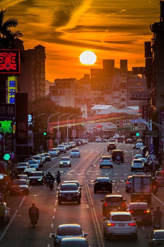 懸日美景將出現在嘉義，今天起至17日傍晚17時20分至40分將有望看見夕陽美景。 圖：翻攝黃敏惠臉書