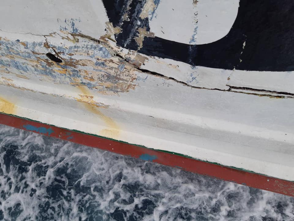 屏東縣東港籍漁船魚進滿6號遭大陸漁船撞擊，造成漁船右舷受損。 圖:翻攝自Rick Tom臉書。