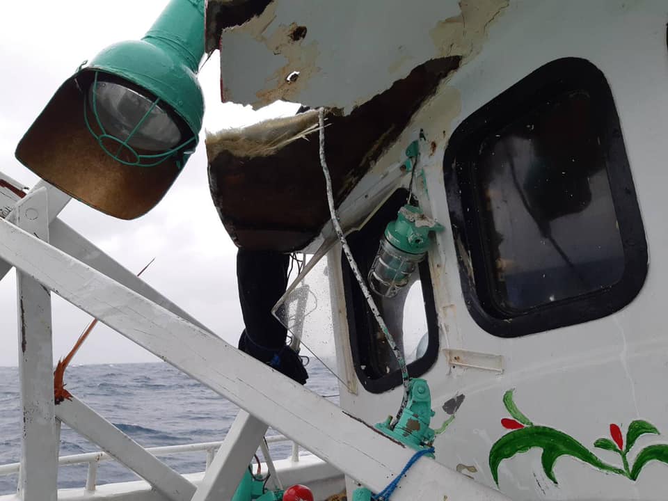 魚進滿6號遭大陸漁船撞擊，造成船身受損嚴重，修理費恐達100多萬元。 圖:翻攝自Rick Tom臉書。