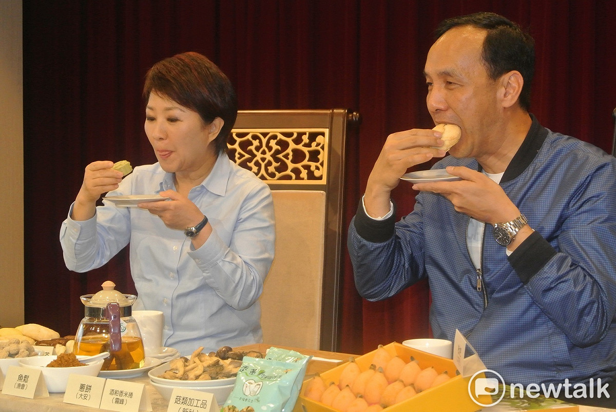 盧秀燕送太陽餅給朱立倫，兩人當場開吃。 圖 : 唐復年/攝