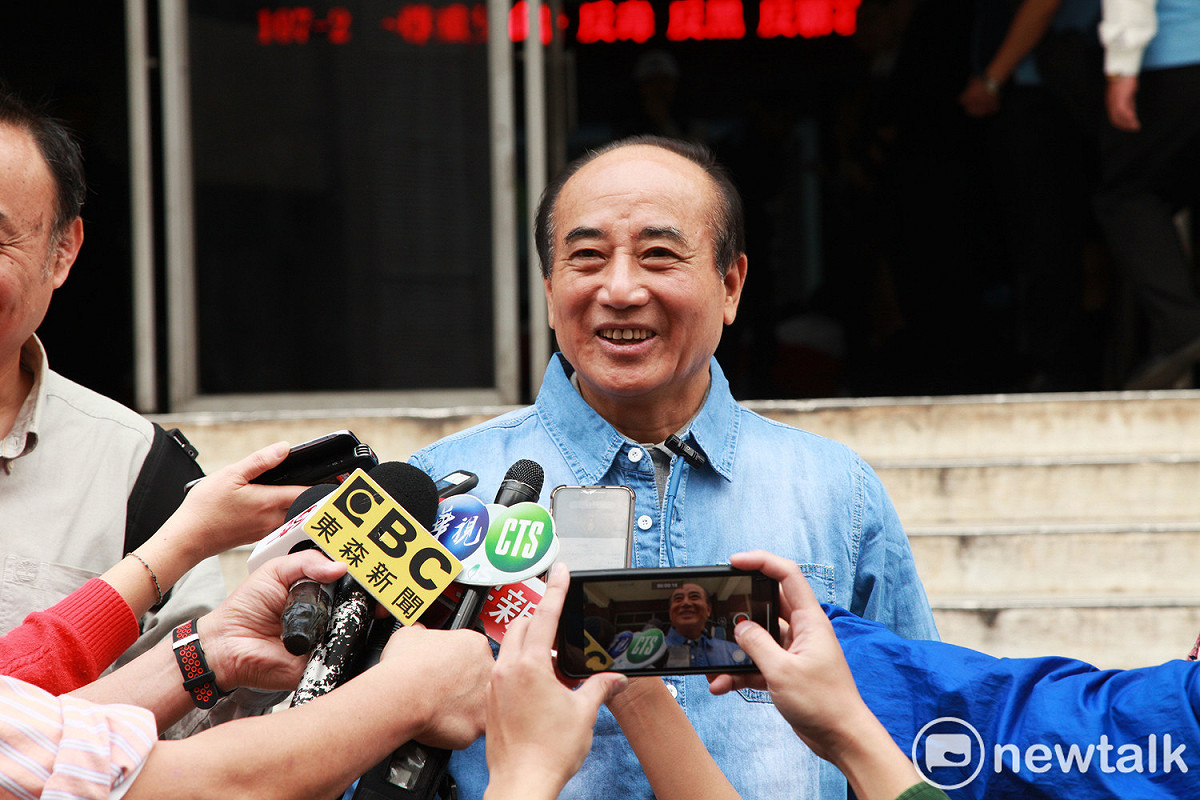 王金平說誰都可以去領表，連記者也可以去幫他領表。 圖：林昀真/攝