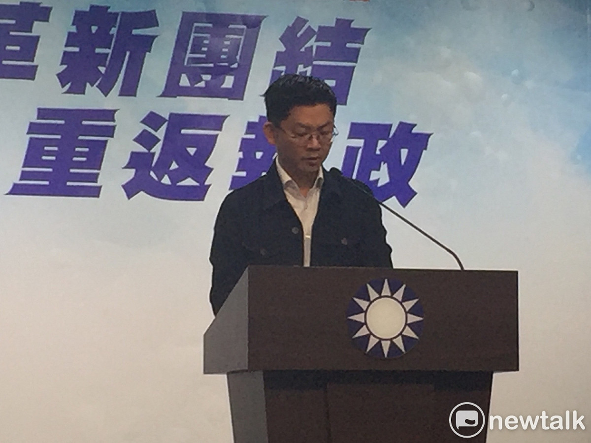 國民黨副發言人黃心華下午轉述中常會內容。 圖：趙婉淳／攝