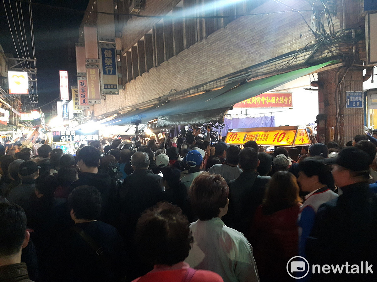 人潮及媒體為了搶拍韓冰，讓今晚鄭世維的夜市造勢之行短短十公尺幾乎完全卡住無法走動。 圖：林昀真/攝