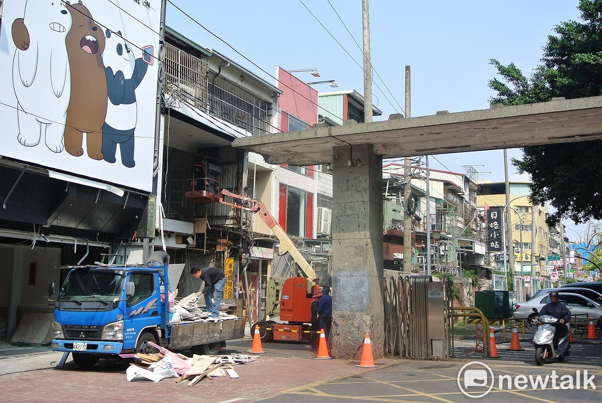 逢甲商圈緊臨逢甲大學的文華路正進行拓寬工程。 唐復年/攝