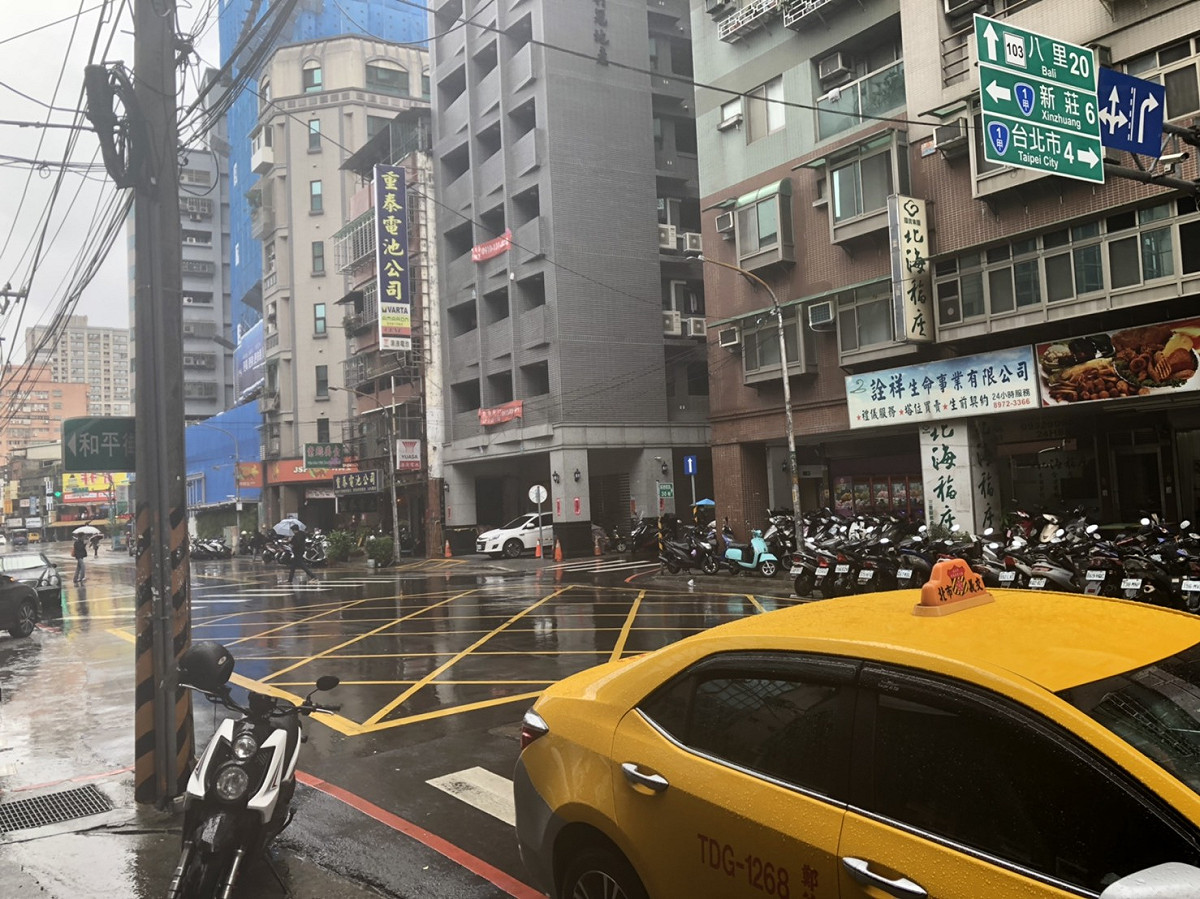 因為鋒面通過、東北季風增強，中央氣象局表示，今天全台皆有可能下雨。 圖：張嘉哲/攝