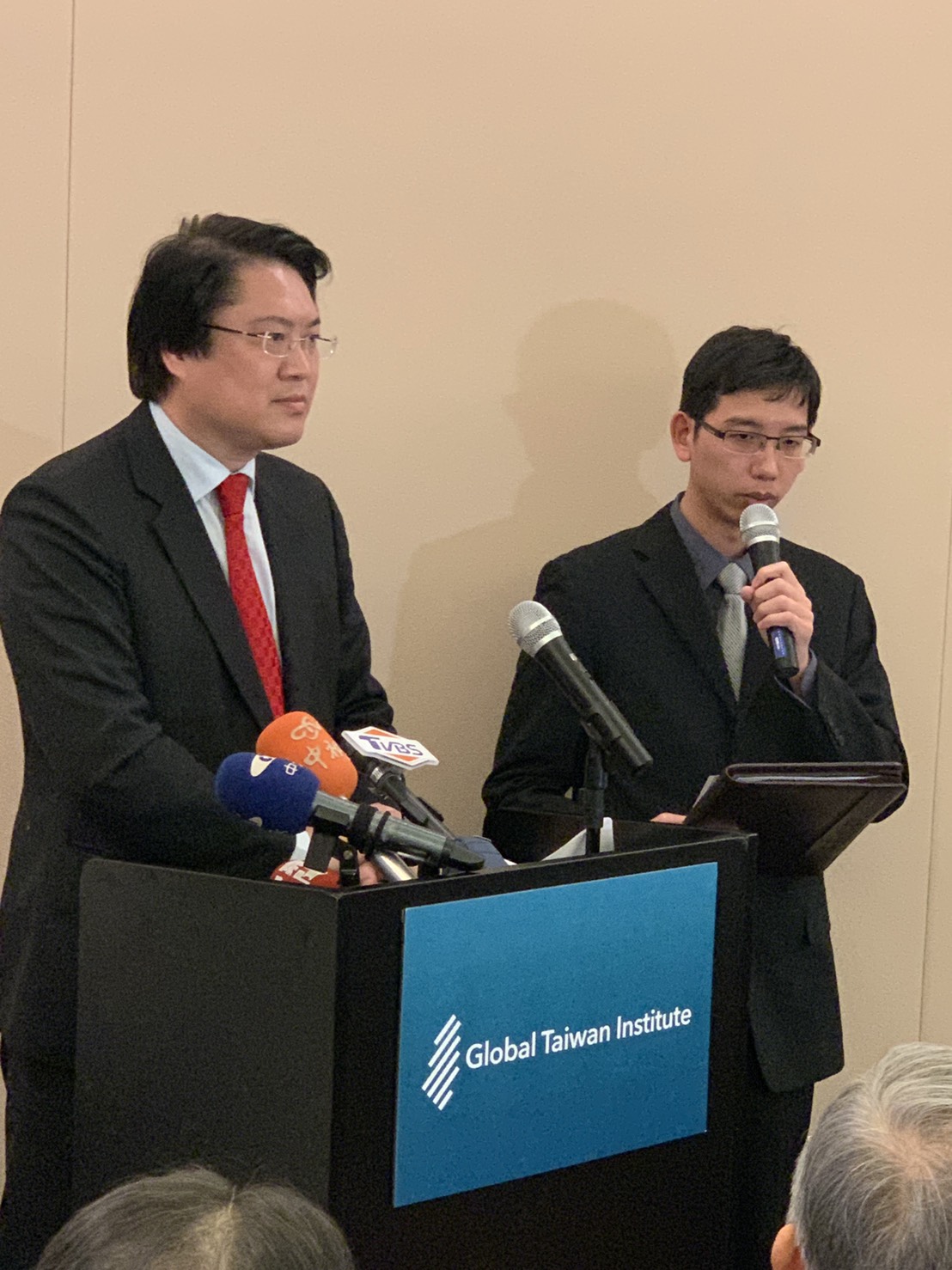 基隆市長林右昌13日與白宮國安會官員會面後指出，美台強化雙方經貿關係，比派軍艦巡航台海，更能有效落實美國的印太戰略。 圖：基隆市政府提供